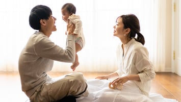 子育てする夫婦