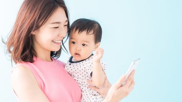 子どもを抱っこする母親